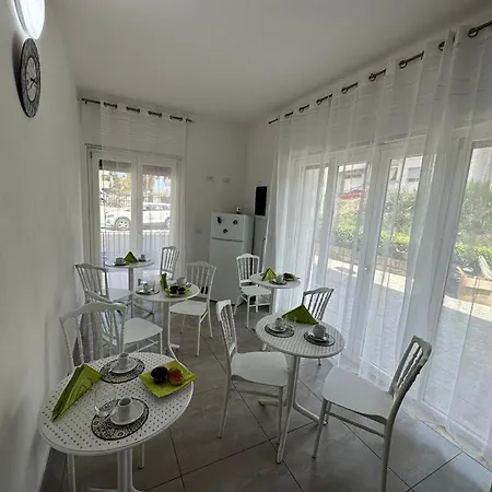 Tropys Bed & Breakfast